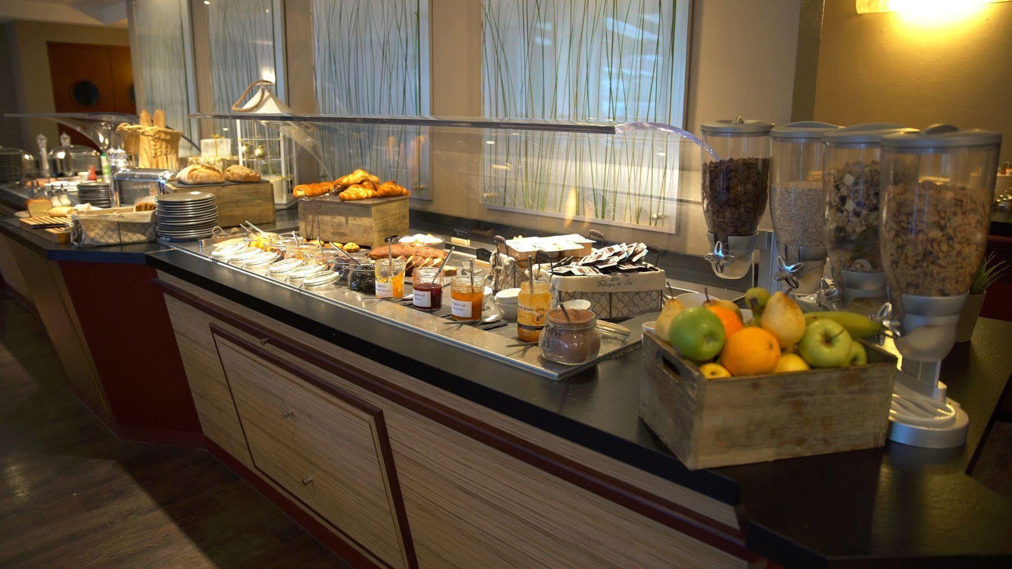 Hotel Domaine De La Foret D'orient, Logis Hotel, Restaurant, Et Golf 4*